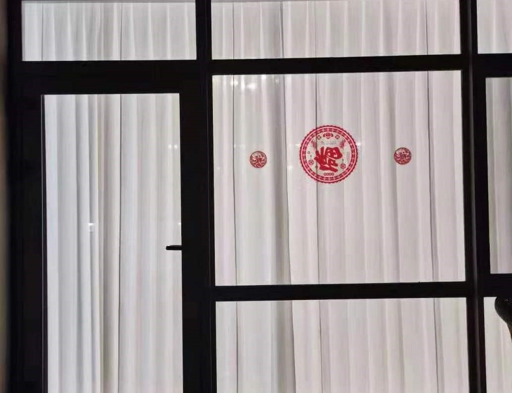 镜面纱+晚上从室外往室内看，室内开灯情况